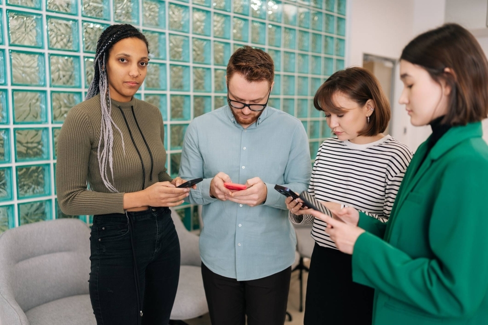 Imagen de personas interactuando con sus celulares